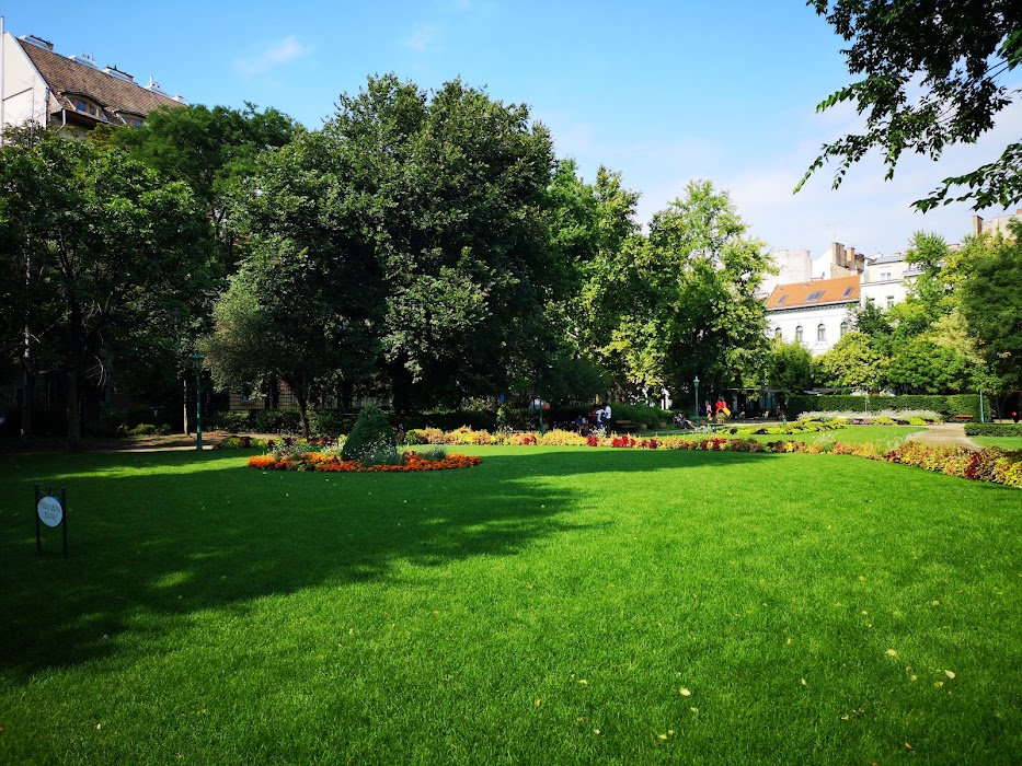 Károlyi Garden küçük fotoğraf 2