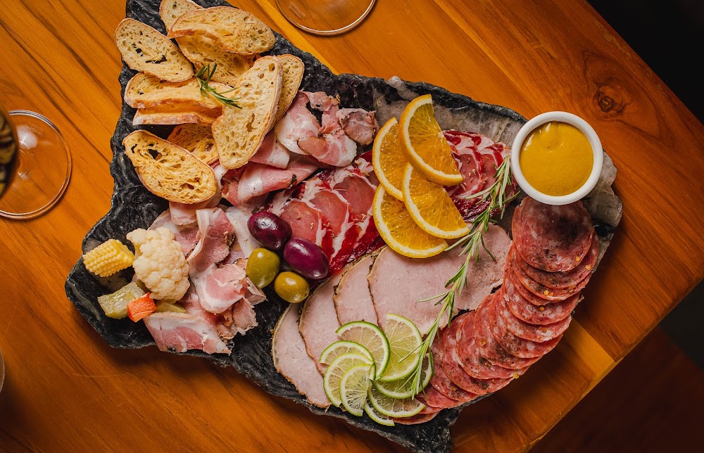 IVV Swinebar - O melhor Bar de Vinhos de Brasília küçük fotoğraf 3